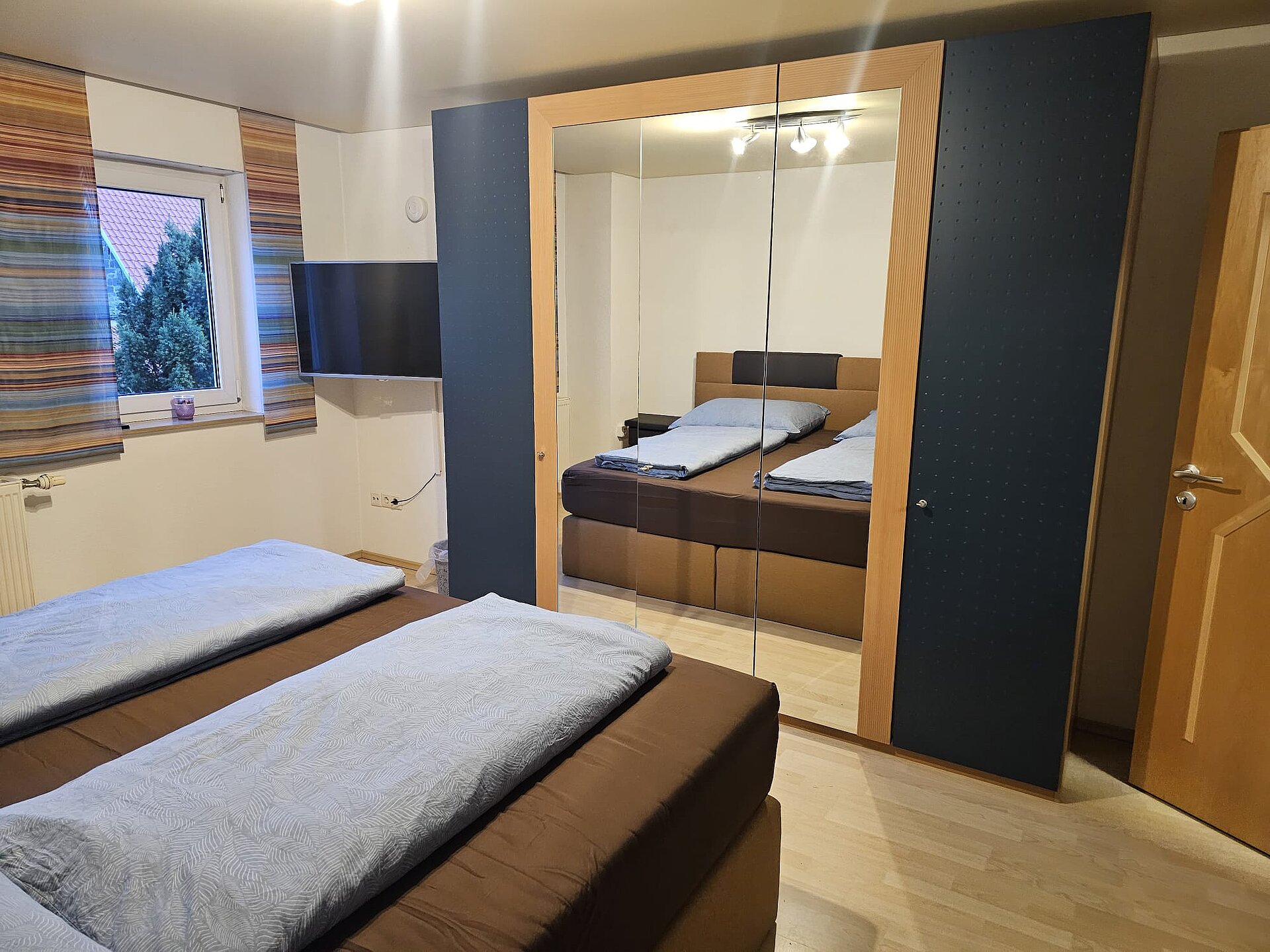 Schlafzimmer mit großen Spiegelschrank