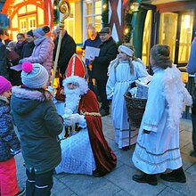 Sankt Nikolaus verteilt Geschenke
