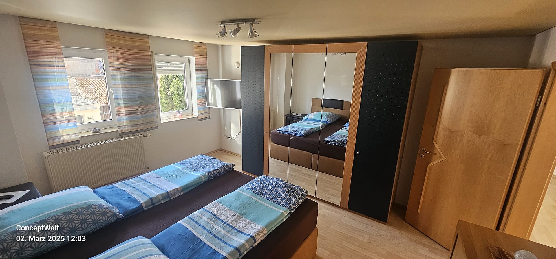 Schlafzimmer mit großem Spiegelschrank