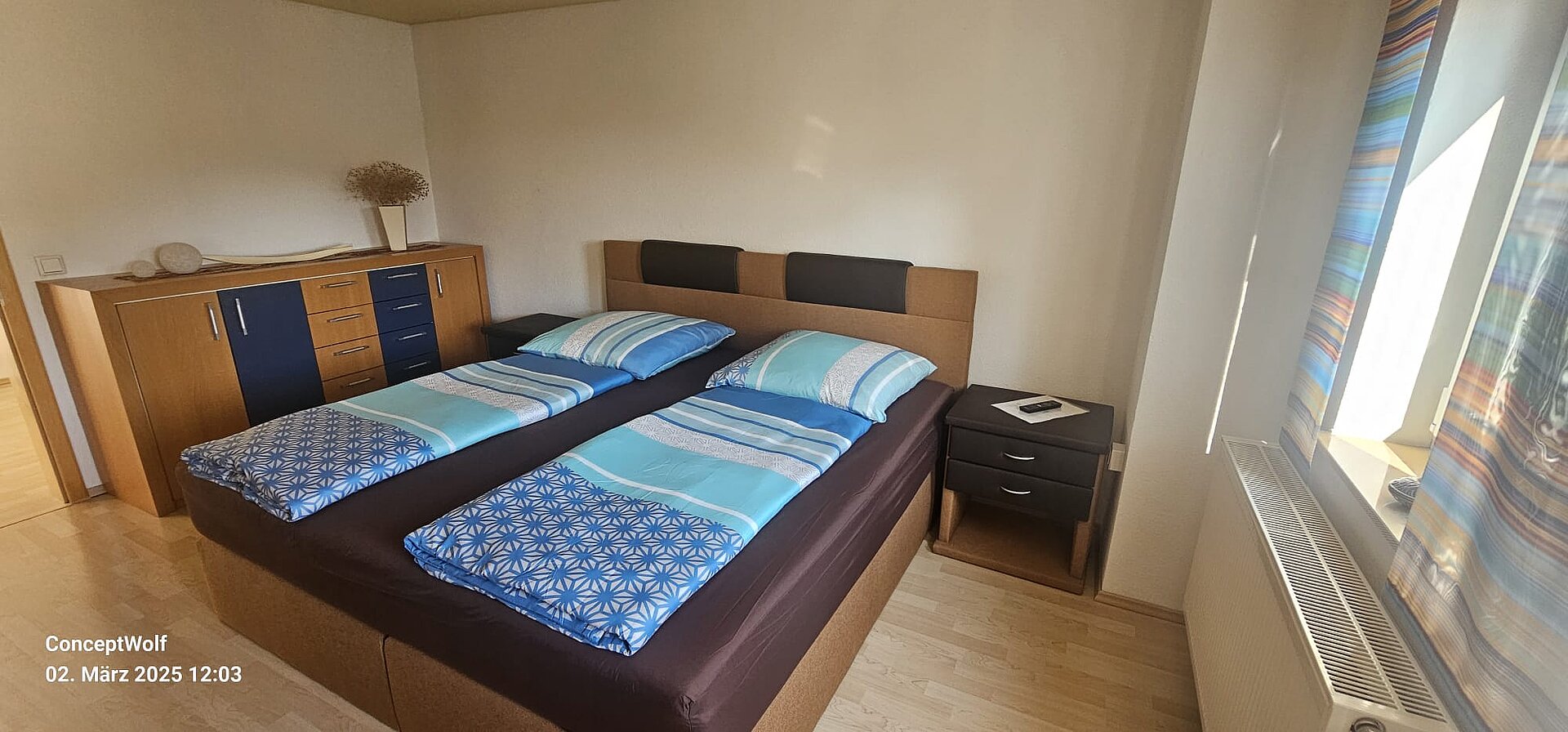 Schlafzimmer mit Doppelbett