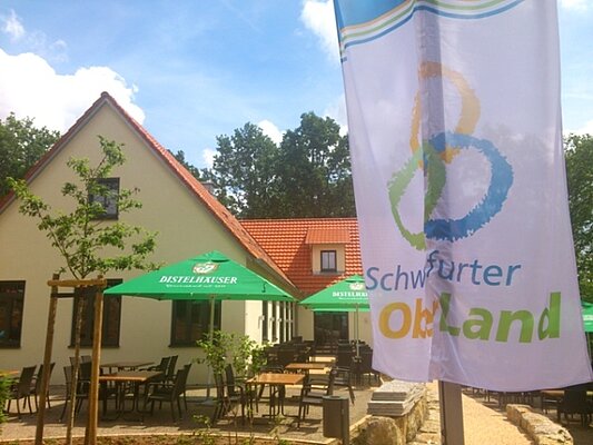 Gaststätte zum Seeblick mit Schweinfurter OberLand Banner davor