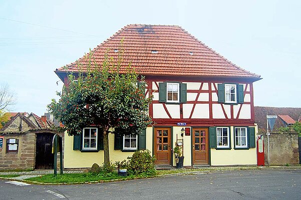 Büssel's Biergarten & Scheuer (Frontalansicht)